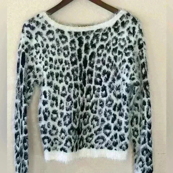 Takara Women’s‎ Sz M Cheetah Fuzzy Eyelash Black White Multi Cheetah Sweater - Picture 2 of 9